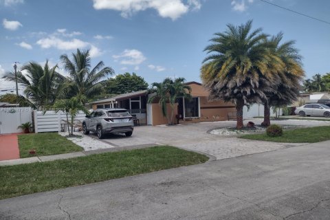 House in Hialeah, Florida 4 bedrooms, 146.04 sq.m. № 1887997 - photo 2