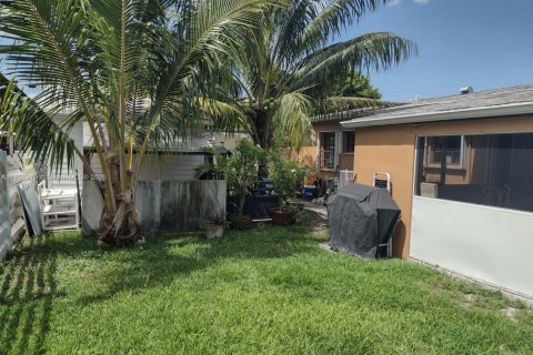 House in Hialeah, Florida 4 bedrooms, 146.04 sq.m. № 1887997 - photo 5