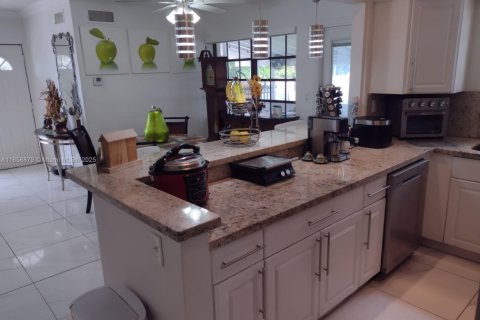 House in Hialeah, Florida 4 bedrooms, 146.04 sq.m. № 1887997 - photo 15