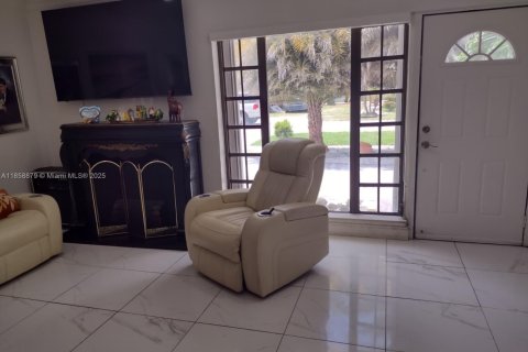 House in Hialeah, Florida 4 bedrooms, 146.04 sq.m. № 1887997 - photo 10