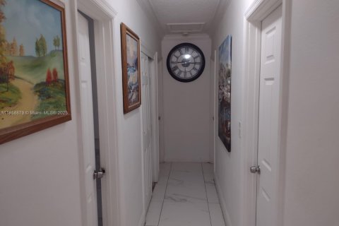 House in Hialeah, Florida 4 bedrooms, 146.04 sq.m. № 1887997 - photo 20
