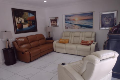 House in Hialeah, Florida 4 bedrooms, 146.04 sq.m. № 1887997 - photo 17