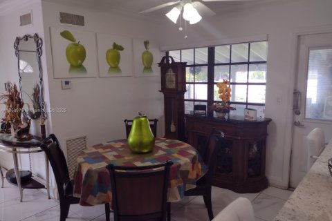 House in Hialeah, Florida 4 bedrooms, 146.04 sq.m. № 1887997 - photo 18