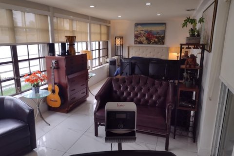 House in Hialeah, Florida 4 bedrooms, 146.04 sq.m. № 1887997 - photo 29