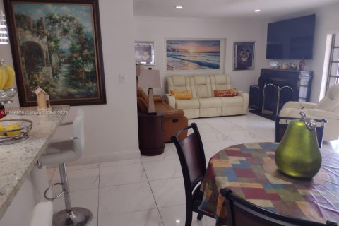 House in Hialeah, Florida 4 bedrooms, 146.04 sq.m. № 1887997 - photo 12