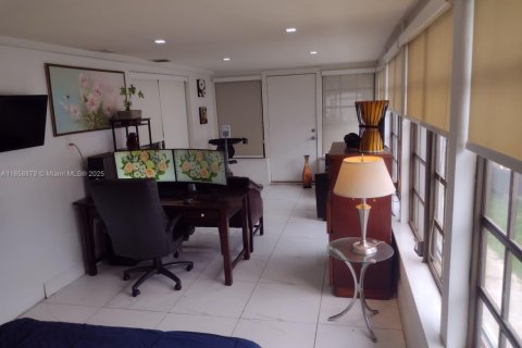 House in Hialeah, Florida 4 bedrooms, 146.04 sq.m. № 1887997 - photo 28