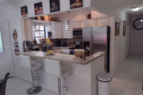 House in Hialeah, Florida 4 bedrooms, 146.04 sq.m. № 1887997 - photo 14