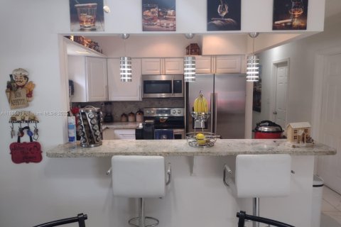 House in Hialeah, Florida 4 bedrooms, 146.04 sq.m. № 1887997 - photo 11
