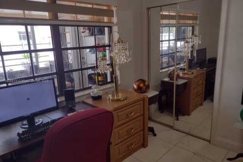House in Hialeah, Florida 4 bedrooms, 146.04 sq.m. № 1887997 - photo 27