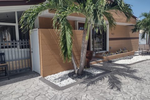 House in Hialeah, Florida 4 bedrooms, 146.04 sq.m. № 1887997 - photo 6
