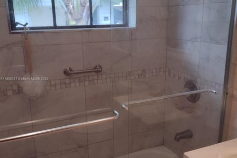 House in Hialeah, Florida 4 bedrooms, 146.04 sq.m. № 1887997 - photo 21