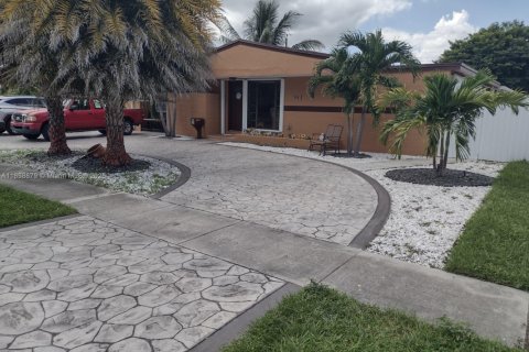 House in Hialeah, Florida 4 bedrooms, 146.04 sq.m. № 1887997 - photo 1