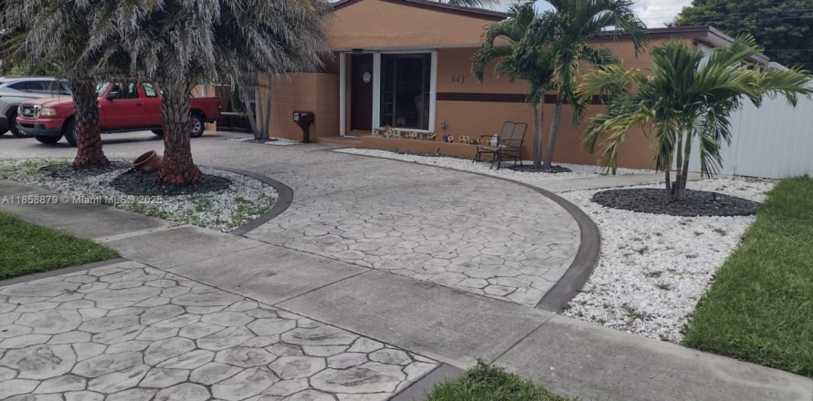 House in Hialeah, Florida 4 bedrooms, 146.04 sq.m. № 1887997