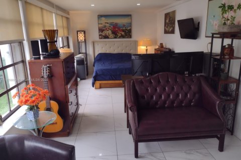 House in Hialeah, Florida 4 bedrooms, 146.04 sq.m. № 1887997 - photo 30