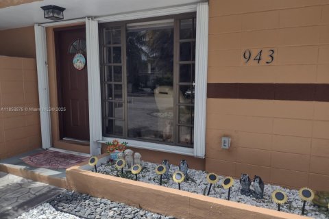 House in Hialeah, Florida 4 bedrooms, 146.04 sq.m. № 1887997 - photo 3