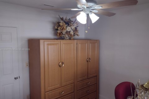 House in Hialeah, Florida 4 bedrooms, 146.04 sq.m. № 1887997 - photo 24