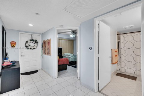 Condo in Pembroke Pines, Florida, 2 bedrooms  № 1814900 - photo 7