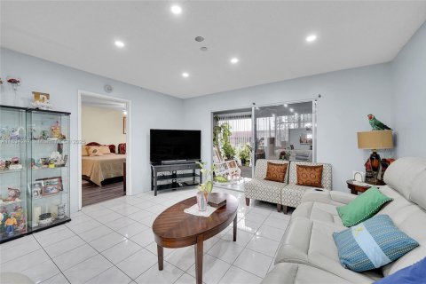 Condo in Pembroke Pines, Florida, 2 bedrooms  № 1814900 - photo 19