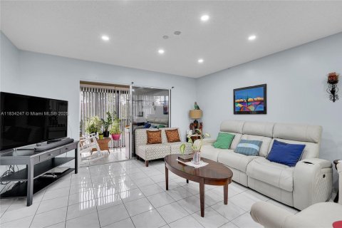 Condo in Pembroke Pines, Florida, 2 bedrooms  № 1814900 - photo 17