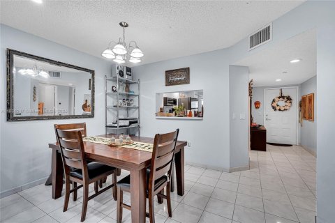 Condo in Pembroke Pines, Florida, 2 bedrooms  № 1814900 - photo 16