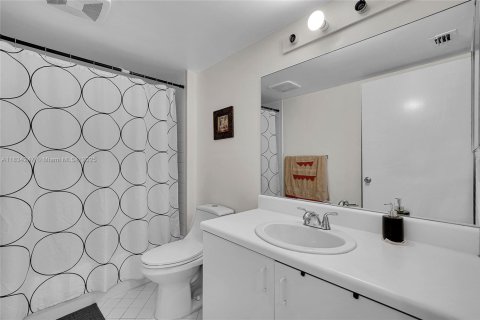 Condo in Pembroke Pines, Florida, 2 bedrooms  № 1814900 - photo 13