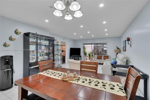 Condo in Pembroke Pines, Florida, 2 bedrooms  № 1814900 - photo 15