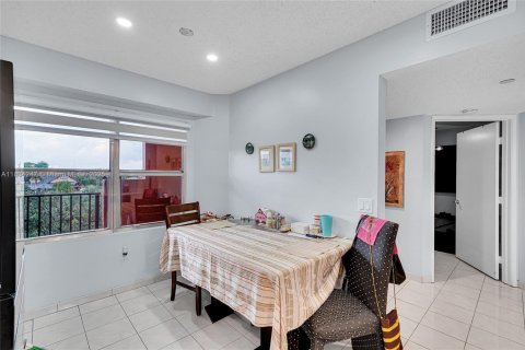 Condo in Pembroke Pines, Florida, 2 bedrooms  № 1814900 - photo 9