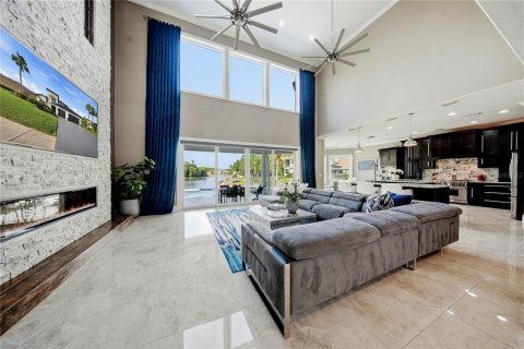 Casa en venta en Tampa, Florida, 4 dormitorios, 351.73 m2 № 2200172 - foto 2