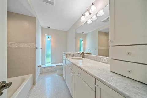 House in Saint Petersburg, Florida 3 bedrooms, 158.03 sq.m. № 1576339 - photo 20