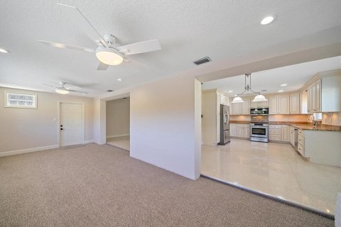 House in Saint Petersburg, Florida 3 bedrooms, 158.03 sq.m. № 1576339 - photo 11