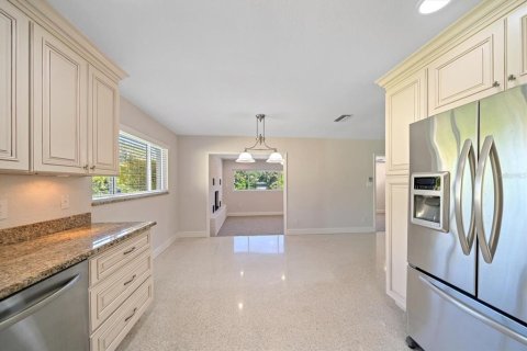 House in Saint Petersburg, Florida 3 bedrooms, 158.03 sq.m. № 1576339 - photo 9
