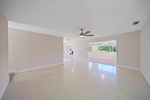 House in Saint Petersburg, Florida 3 bedrooms, 158.03 sq.m. № 1576339 - photo 7