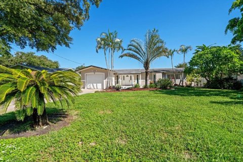 House in Saint Petersburg, Florida 3 bedrooms, 158.03 sq.m. № 1576339 - photo 1
