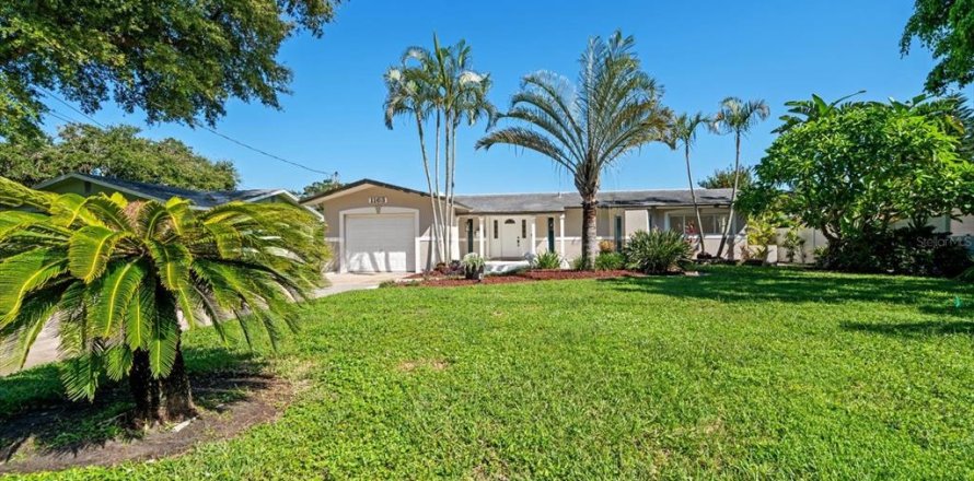 House in Saint Petersburg, Florida 3 bedrooms, 158.03 sq.m. № 1576339