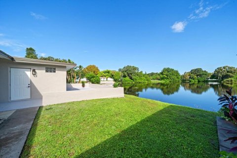 House in Saint Petersburg, Florida 3 bedrooms, 158.03 sq.m. № 1576339 - photo 23