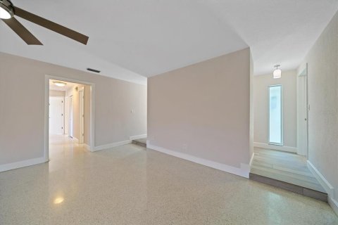 House in Saint Petersburg, Florida 3 bedrooms, 158.03 sq.m. № 1576339 - photo 15
