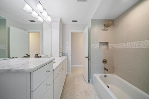 House in Saint Petersburg, Florida 3 bedrooms, 158.03 sq.m. № 1576339 - photo 21