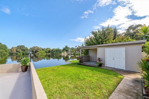 House in Saint Petersburg, Florida 3 bedrooms, 158.03 sq.m. № 1576339 - photo 25
