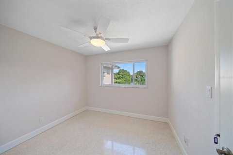 House in Saint Petersburg, Florida 3 bedrooms, 158.03 sq.m. № 1576339 - photo 22