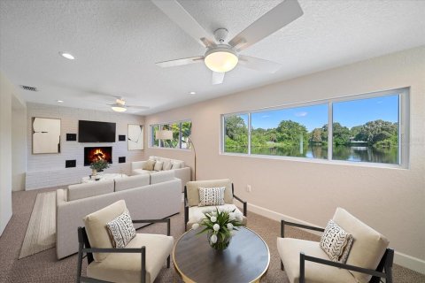 House in Saint Petersburg, Florida 3 bedrooms, 158.03 sq.m. № 1576339 - photo 5
