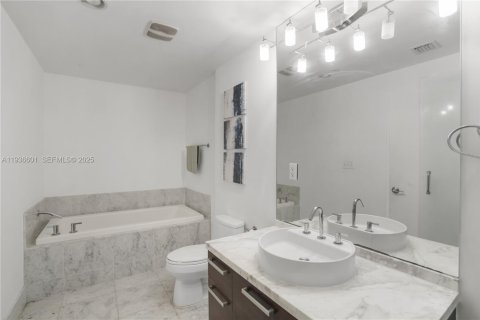Condo in Miami, Florida, 1 bedroom  № 1994714 - photo 11