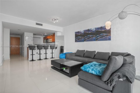 Condo in Miami, Florida, 1 bedroom  № 1994714 - photo 3