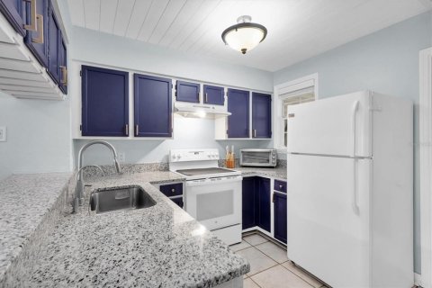 Condo in Temple Terrace, Florida, 2 bedrooms  № 1828388 - photo 8