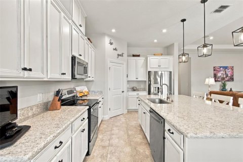 House in Poinciana, Florida 4 bedrooms, 227.05 sq.m. № 2400305 - photo 12