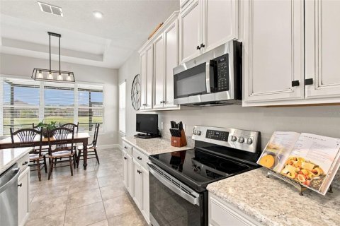 House in Poinciana, Florida 4 bedrooms, 227.05 sq.m. № 2400305 - photo 10
