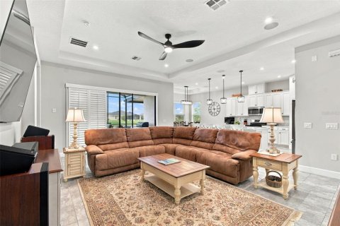 House in Poinciana, Florida 4 bedrooms, 227.05 sq.m. № 2400305 - photo 13