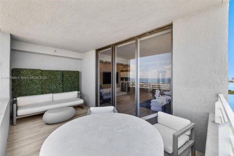 Condo in Miami Beach, Florida, 2 bedrooms  № 2021233 - photo 30