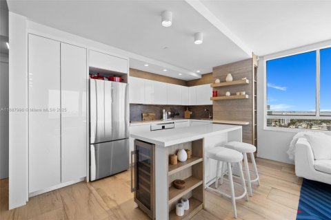 Condo in Miami Beach, Florida, 2 bedrooms  № 2021233 - photo 13