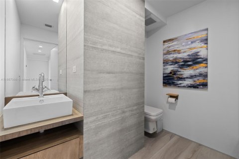 Condo in Miami Beach, Florida, 2 bedrooms  № 2021233 - photo 16