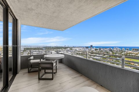 Condo in Miami Beach, Florida, 2 bedrooms  № 2021233 - photo 27